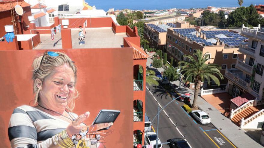 Matías Mata ultimaba el viernes su obra en una gran pared de la avenida de Canarias, junto al Consistorio.