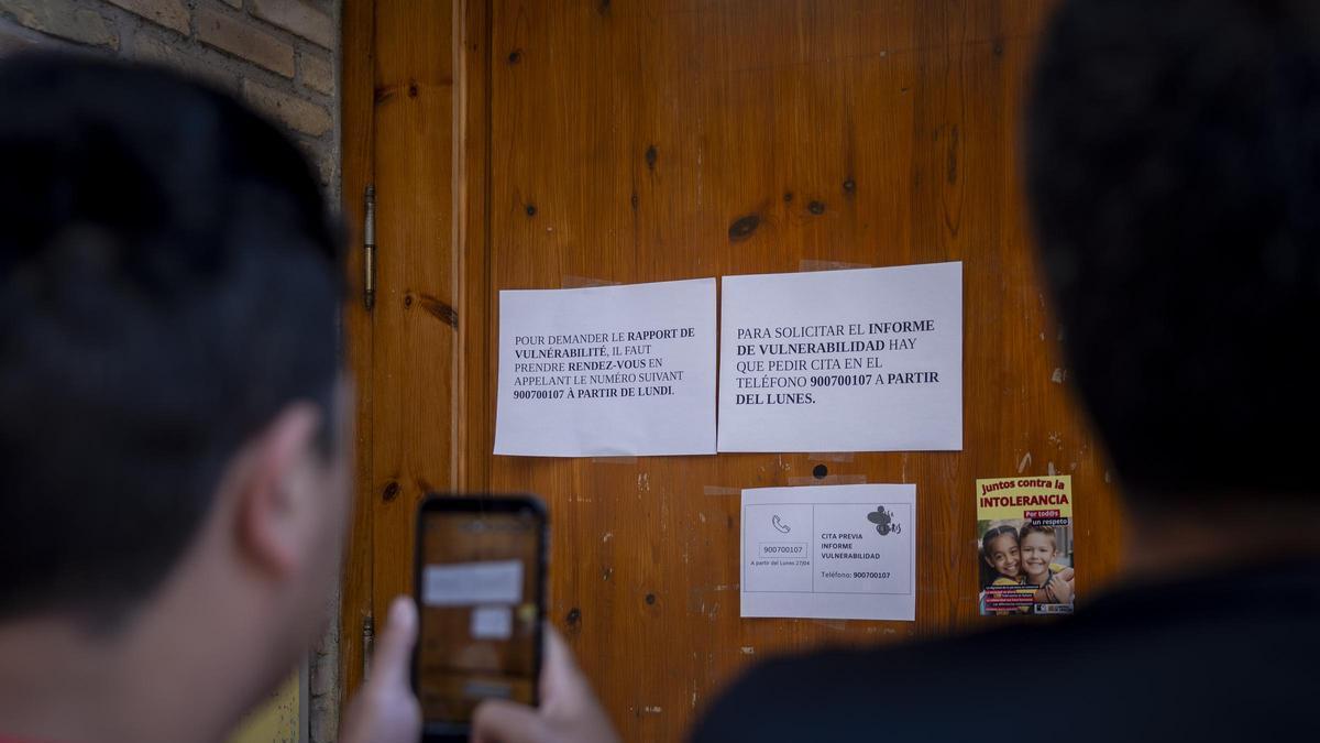 Crecen las dudas entre los migrantes por un teléfono "petadísimo" para las citas previas