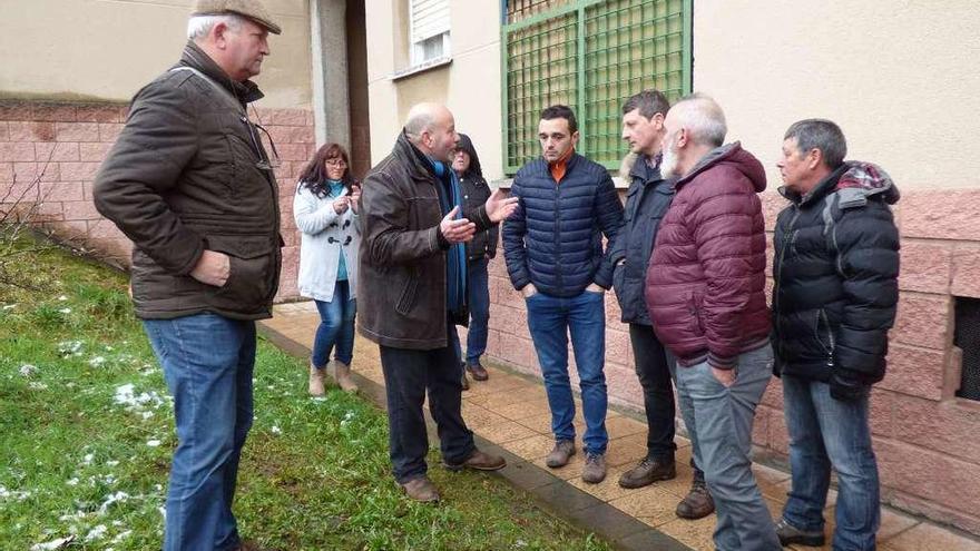 Los vecinos de la calle Claudio Zardaín de Tineo, reunidos con el alcalde, José Ramón Feito, y el teniente alcalde José Luis Álvarez, en el centro de la imagen.