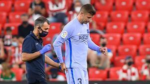 Gerard Piqué se retira por lesión