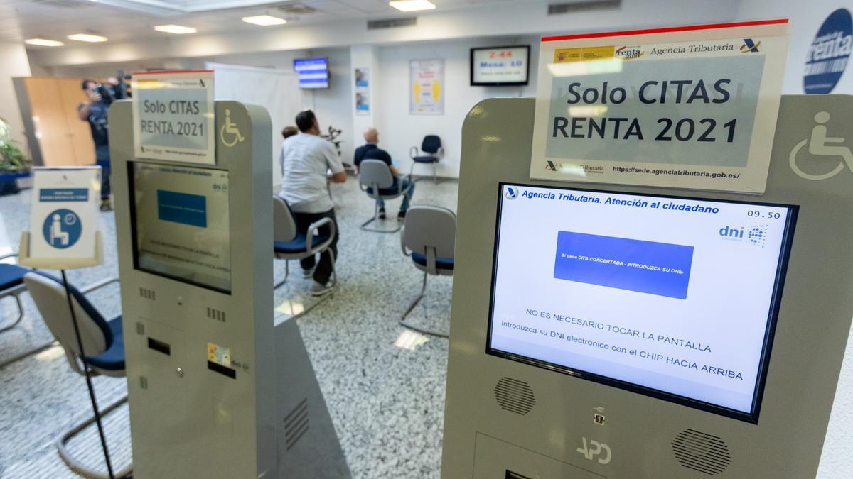 Punto de atención al público de la Agencia Tributaria en Alicante durante la última campaña de la Renta.