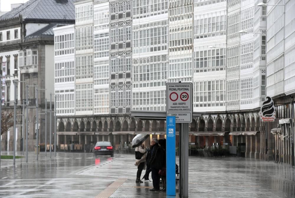 Meteorología adversa en una jornada de aviso naranja por lluvia con acumulaciones de hasta 80 litros por metro cuadrado, fuertes rachas de viento y fenómenos costeros en A Coruña.