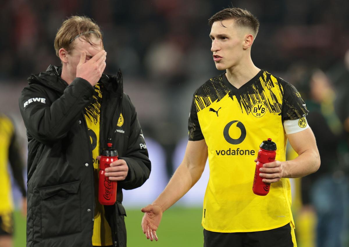 Julian Brandt y Nico Schlotterbeck, en un partido del Borussia Dortmund
