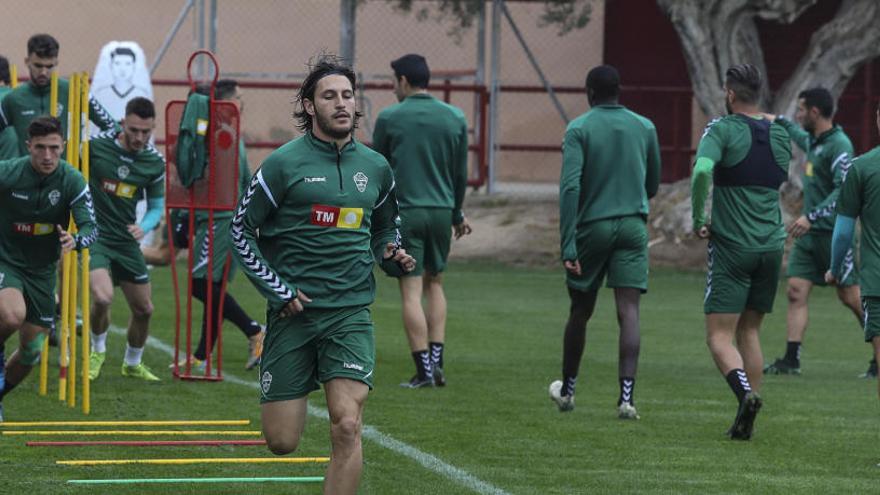 Juan Cruz encabeza un ejercicio durante el entrenamiento del Elche