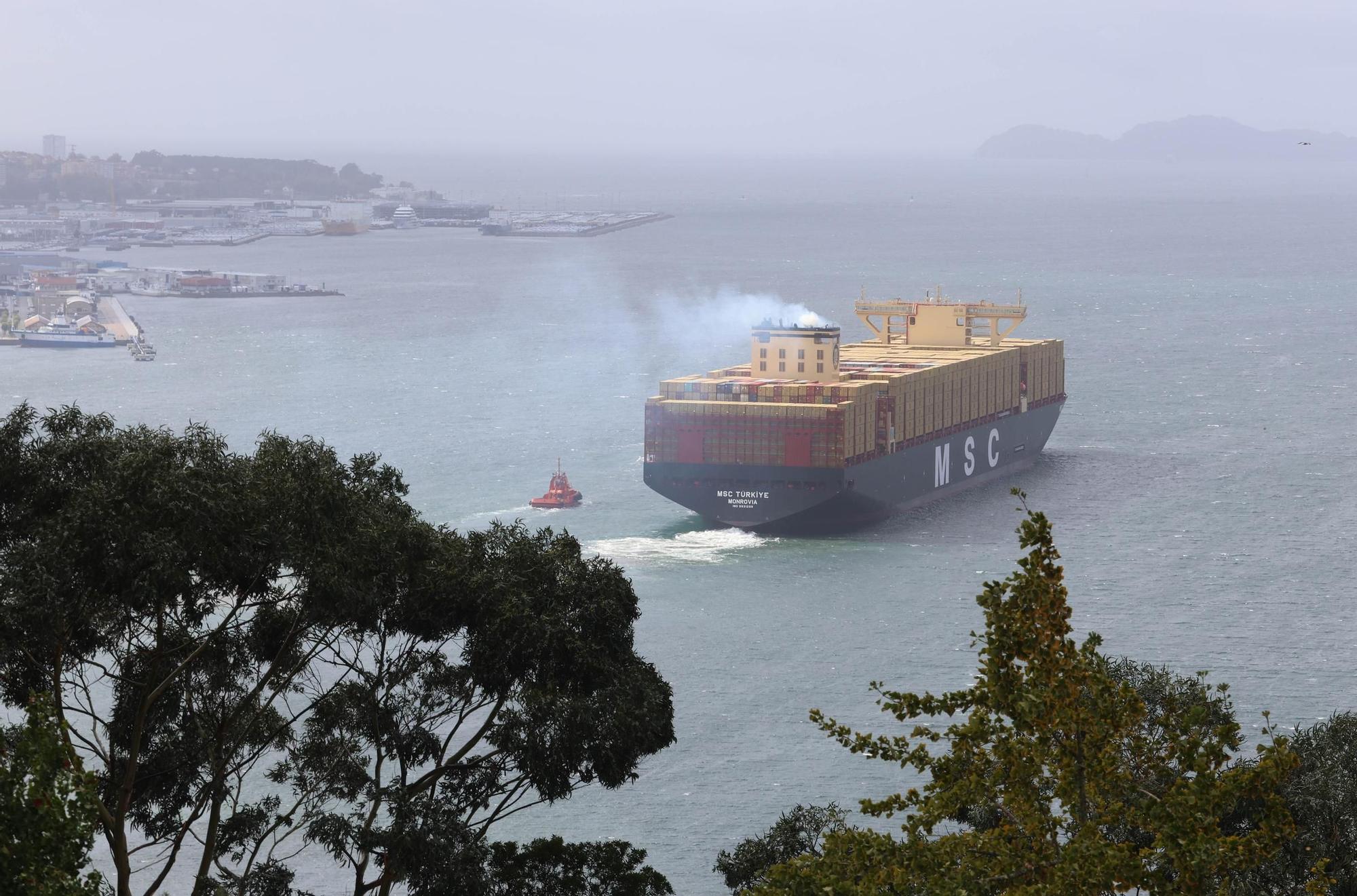 El mayor portacontenedores del mundo atraca en Vigo