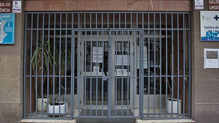 El ambulatorio de Gil y Morte (València), cerrado, ayer.  | F. BUSTAMANTE