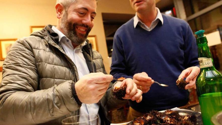 Arriba, Antonio Quintela y Antonio Frade comiendo unos oricios, acompañados de sidra, en Gijón. Sobre estas líneas, detalle de dos equinodermos recién capturados.