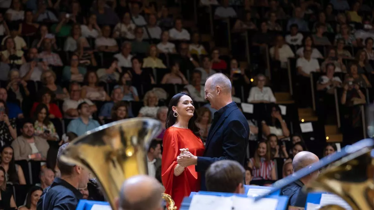 Tradición, emoción y sorpresas en el Concierto de Hogueras de INFORMACIÓN