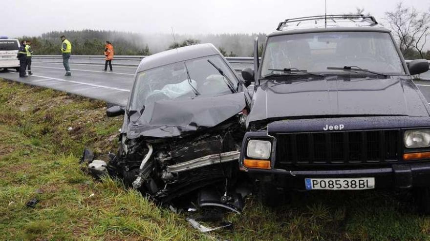 Los dos vehículos colisionaron en uno de los puntos kilométricos más peligrosos del vial Cachafeiro-Lalín. // Bernabé / Javier Lalín