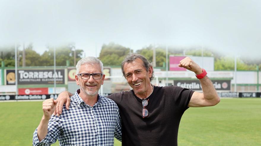 Jorge Otero y Javier Maté, ayer, en el césped del campo de O Vao.