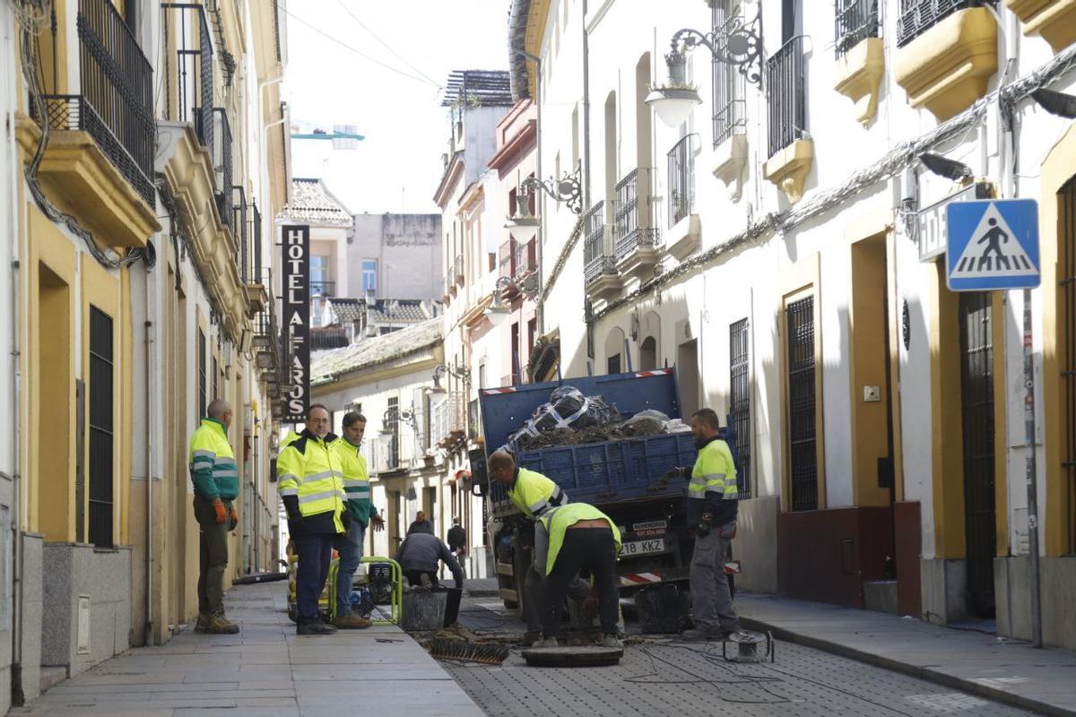 Operarios trabajan en el asfaltado de la calle Alfaros de Córdoba, este sábado por la mañana.