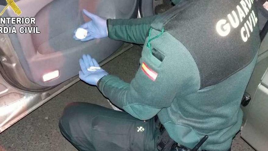 La Guardia Civil inspecciona el vehículo del detenido.