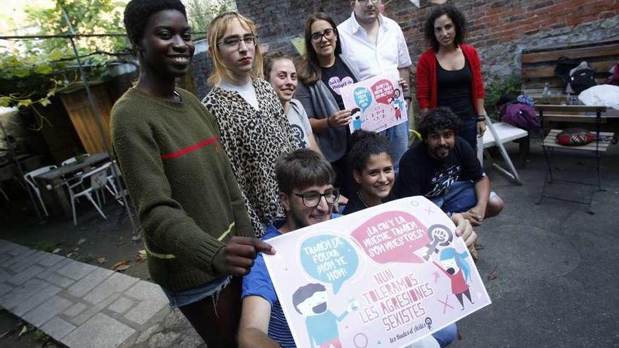 Integrantes del colectivo &quot;Les Rudes&quot;, ayer, con los carteles de su campaña.