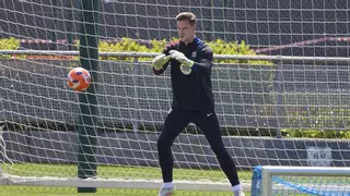 Ter Stegen llega a la Ciutat Esportiva en un día clave para la capitanía