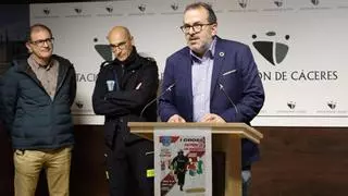 Cáceres se calza las zapatillas por el patrón de los bomberos con dorsales gratis