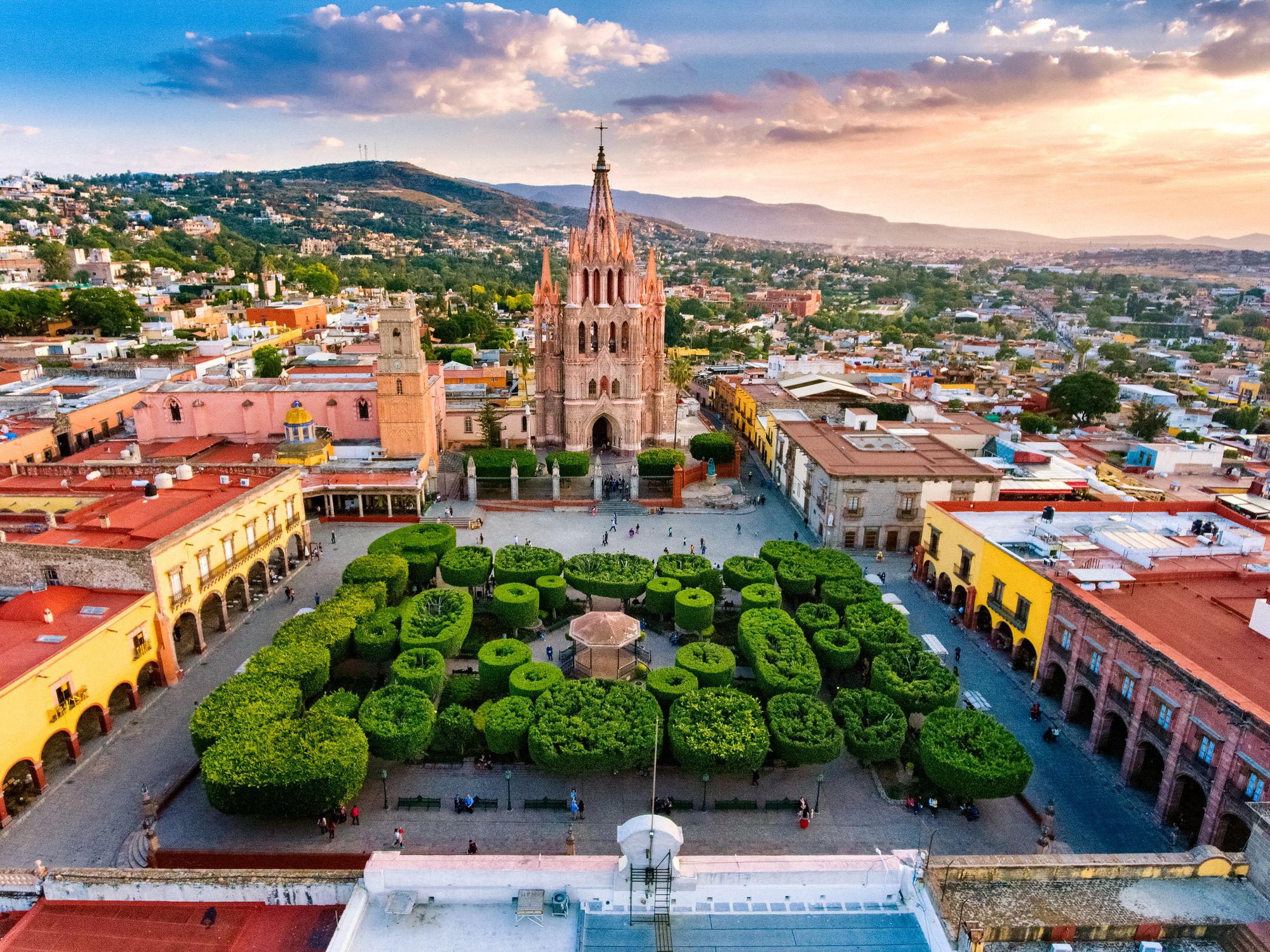 Fachadas de colores, iglesias monumentales y calles empedradas: esta es la ciudad colonial más bonita de Hispanoamérica