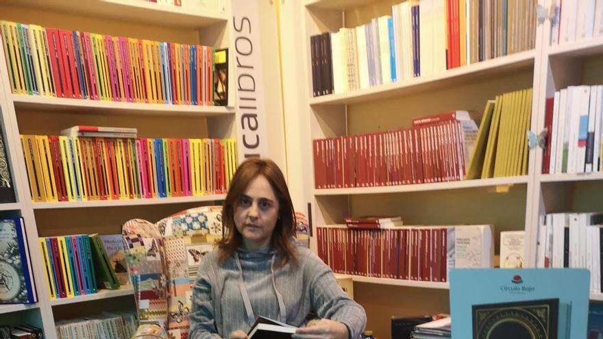 Virginia Crespo posa con un ejemplar de su nueva novela durante la presentación en la librería La Montaña Mágica de Cartagena.