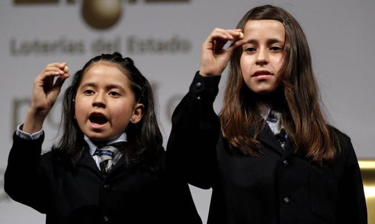 Les nenes Janet Lara i Evelyn Calderón canten el primer quart premi de la Loteria de Nadal. Les nenes Janet Lara i Evelyn Calderón canten el primer quart premi de la Loteria de Nadal.