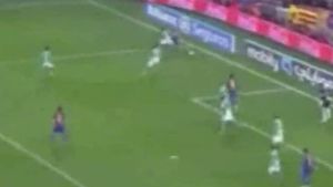 Iniesta i Montoro pugnen per la pilota durant el partit de diumenge passat de la Lliga entre el Barça i el Betis.