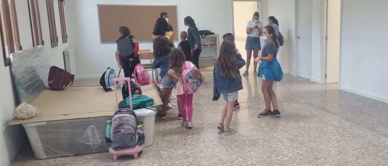 Imagen de los alumnos en clase tras la reapertura del colegio en Argelita, este miércoles por la mañana.