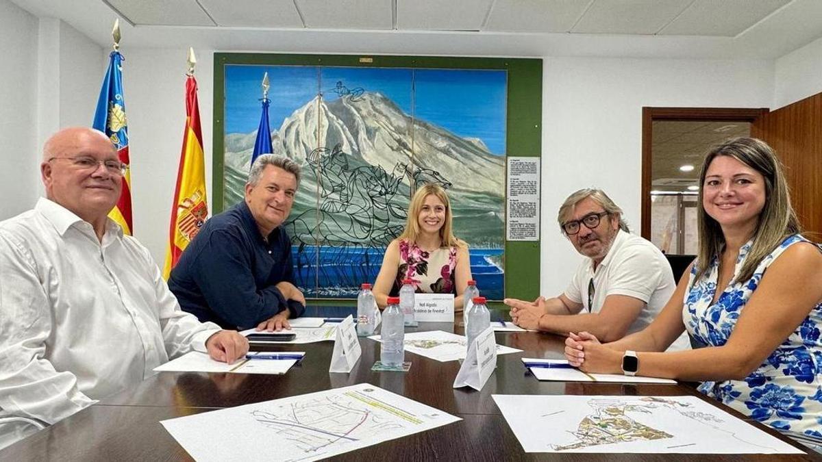 Finestrat estrena tres nuevas paradas y refuerza el autobús con Benidorm y La Vila para dar respuesta al crecimiento y a las peticiones vecinales