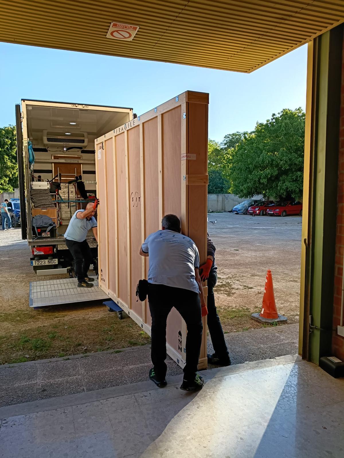 Introducción de las obras en el camión que viajará del Bellas Artes al Thyssen de Málaga.