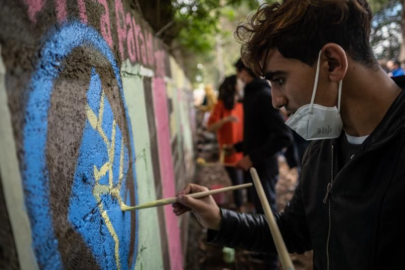 Elaboración de un mural en Las Raíces