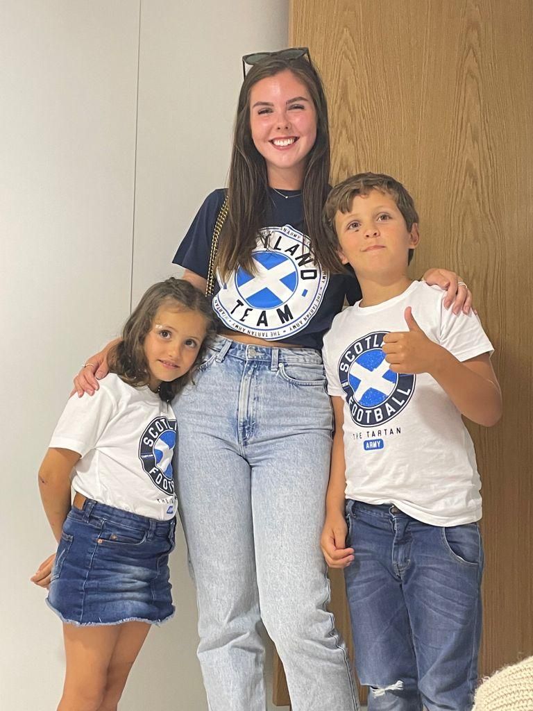 Eve, con Iago y Vega, luciendo camisetas del país de la joven &#039;au pair&#039;.