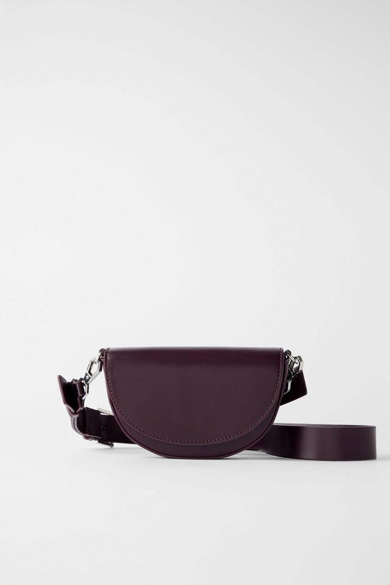 Bolso en burdeos de Zara. (Precio:15,99 euros)