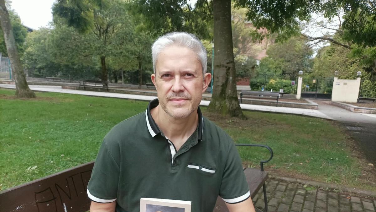 El escritor Cristóbal Ruitiña con su nuevo libro.