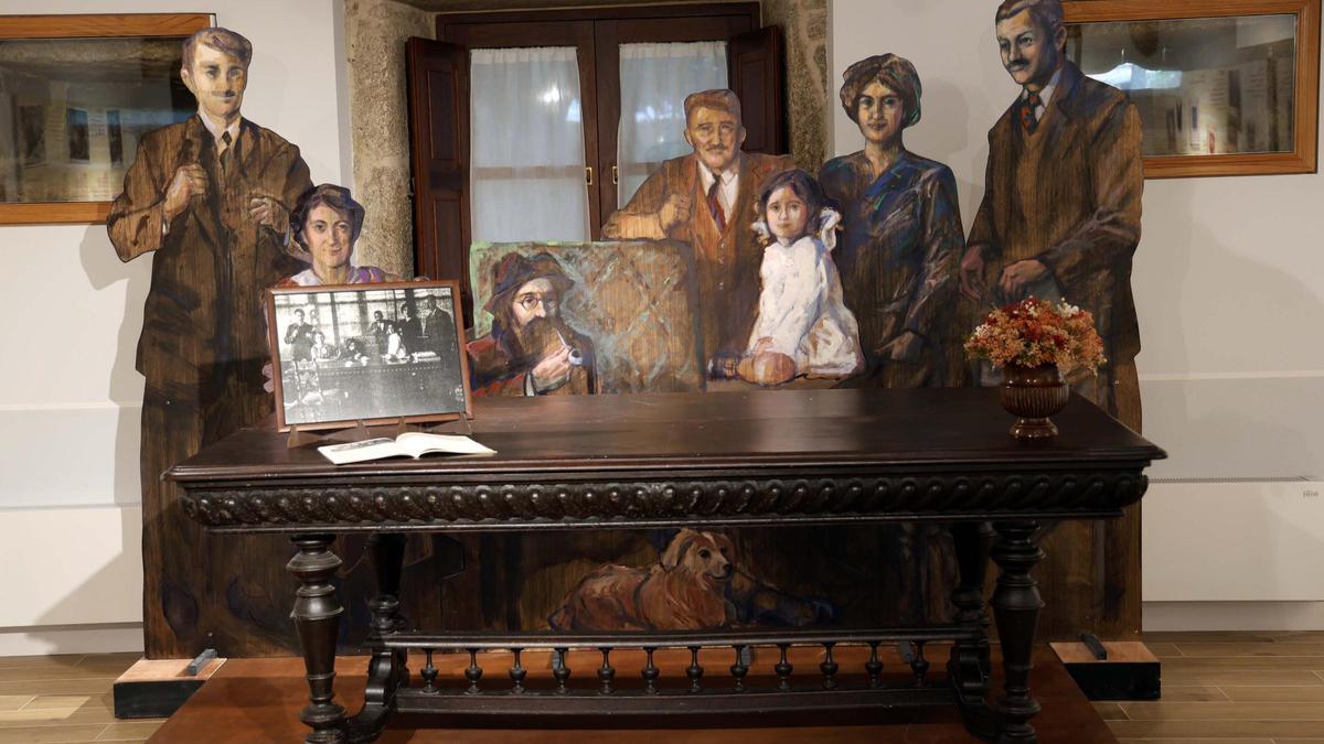 Mesa que perteneció a Valle-Inclán y en la que se representa una foto de su familia.