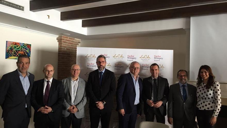 El alcalde de Mijas, Juan Carlos Maldonado, en el centro, con dirigentes de ambas firmas, ayer en Mijas.