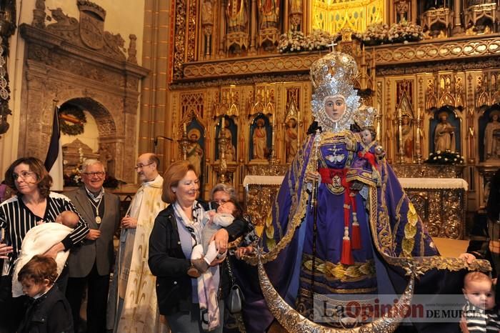 Los niños pasan por el manto de la Fuensanta