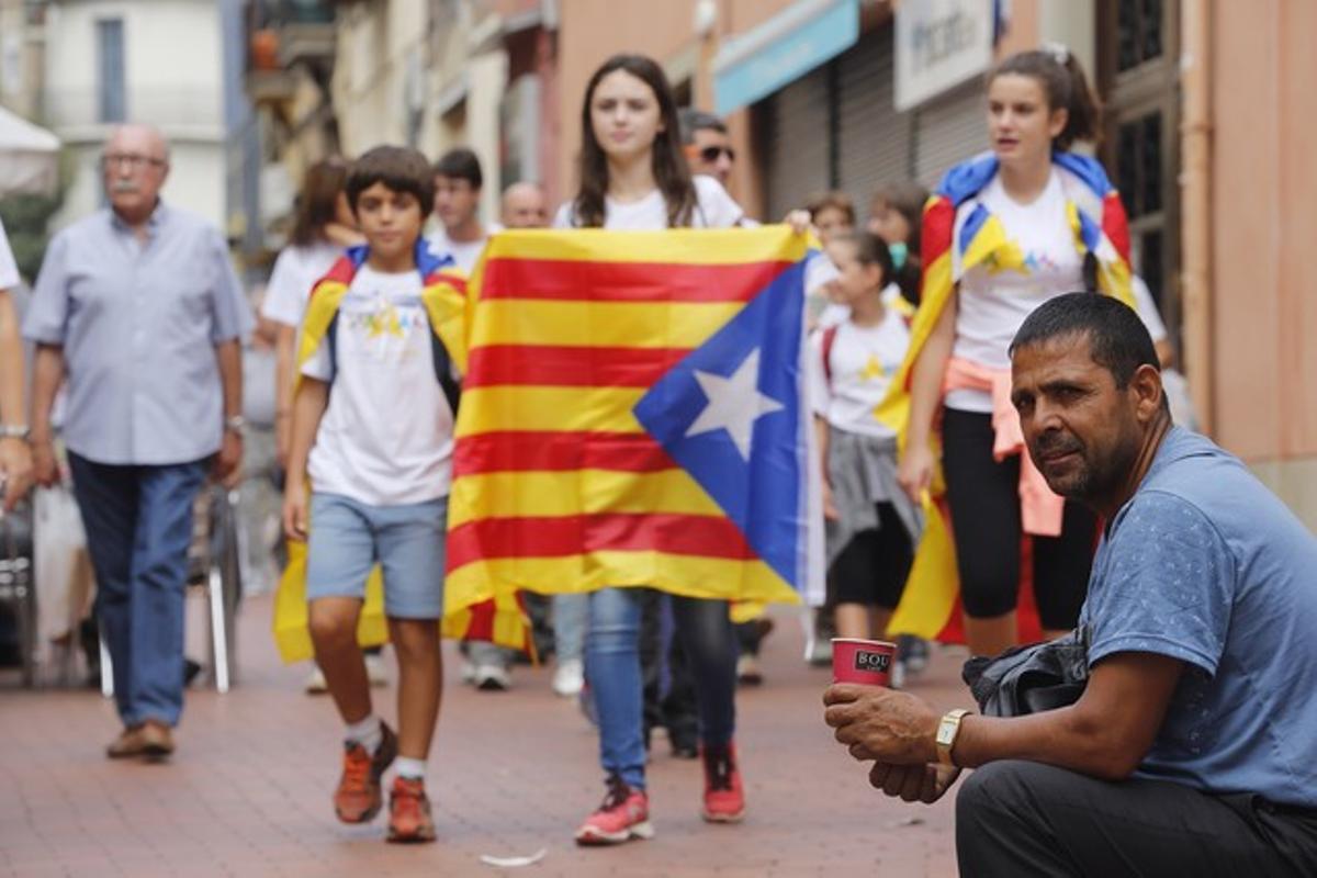 Sentado ante la estelada.