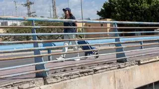 Un puente que se cae a trozos en el barrio de San Gabriel, en Alicante