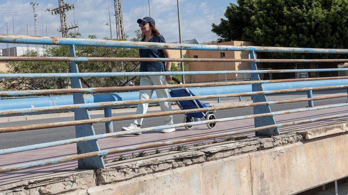 Mal estado del puente que une san gabriel en el barranco de las ovejas.mp4