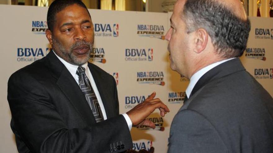 Norm Nixon charla con Javier Imbrada.