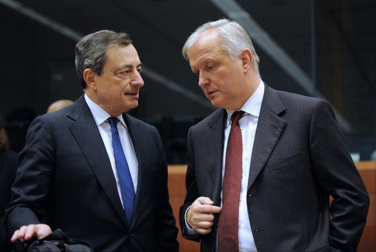 El president del BCE, Mario Draghi (esquerra), parla amb el comissari econòmic de la UE, Olli Rehn, dijous a Brussel·les.
