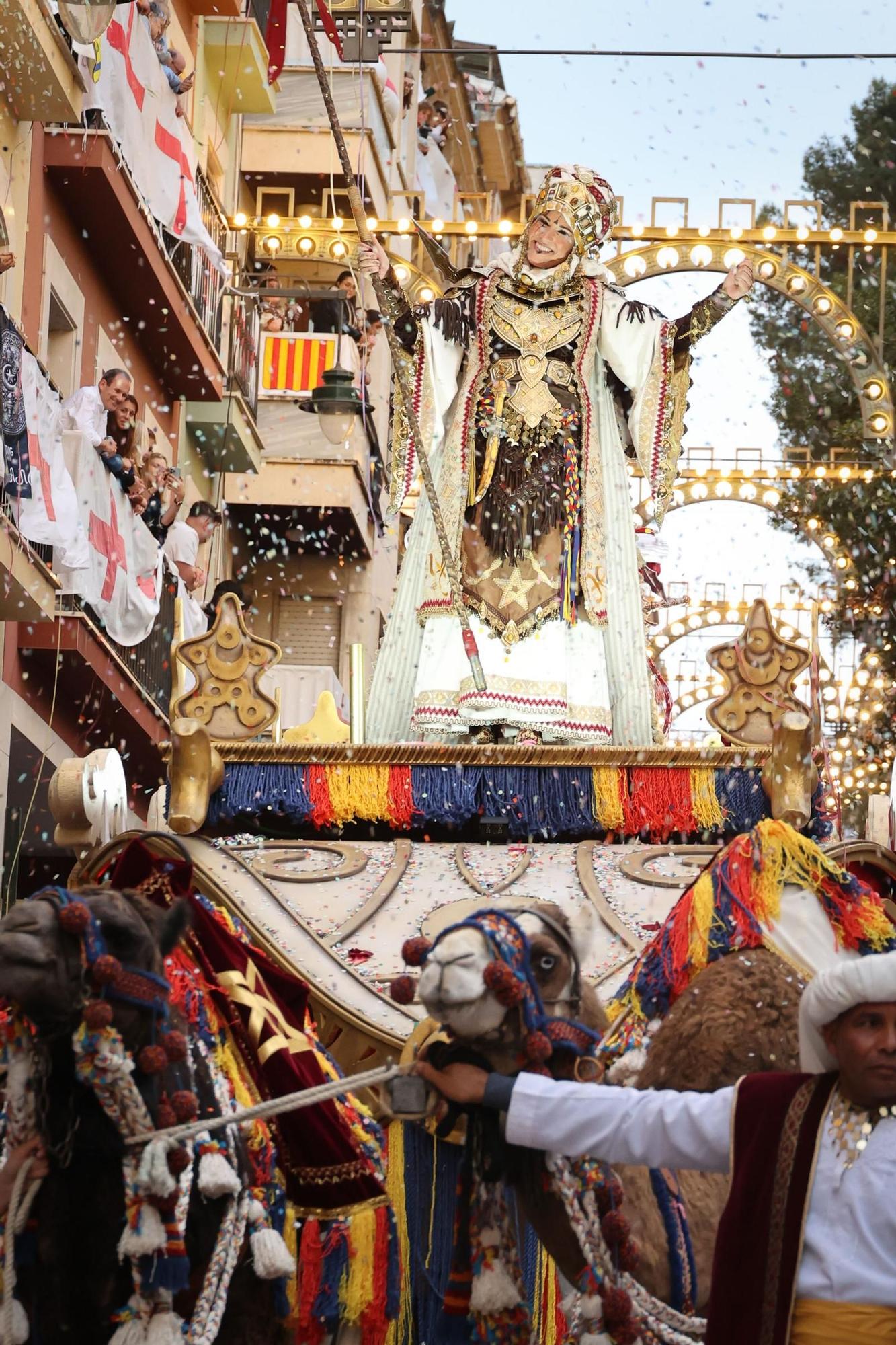 La mujer hace historia en la Entrada Mora de Alcoy