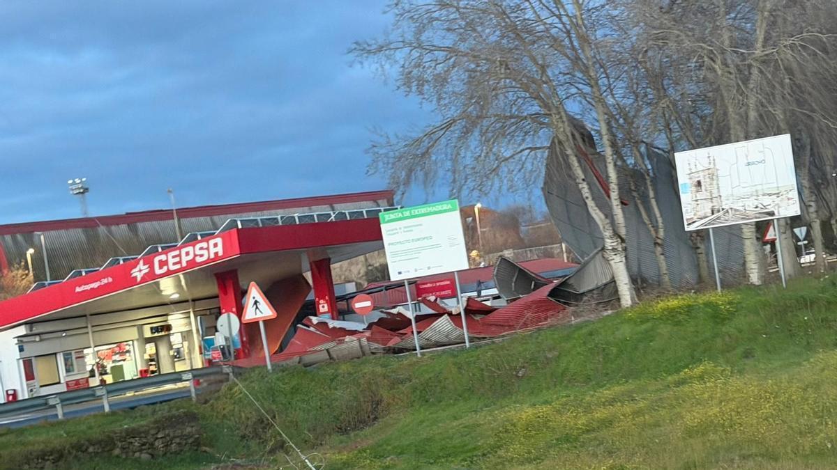 Vídeo | Así ha quedado la cubierta del pabellón de Arroyo de la Luz