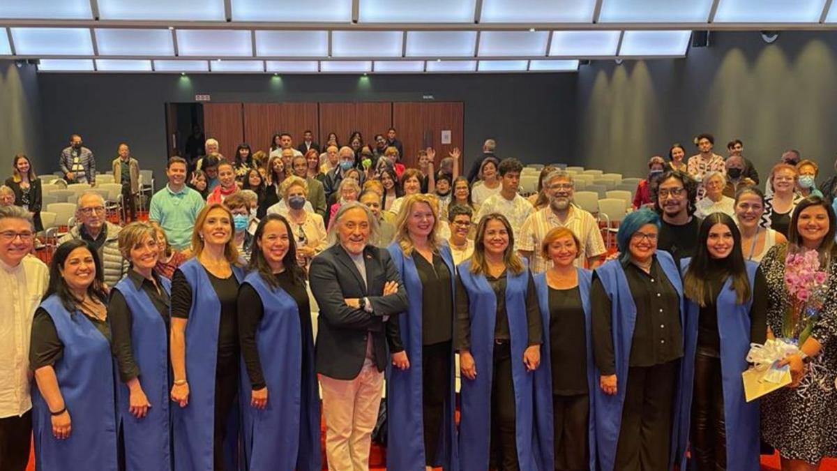 Las integrantes del coro de voces femeninas de la Asociación de Venezolanos en Oviedo, con su director, Daniel Lugo, en el centro, y la directora de la asociación, Mireia Menes, a la derecha. | M. S.