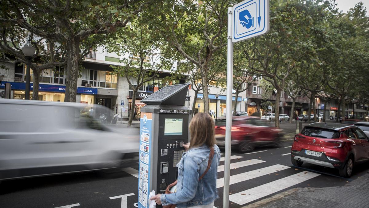 Imatge d’arxiu d’una usuària de la zona blava