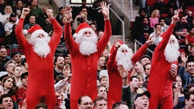 Aficioandos vestidos de Papa Noel en un partido de una edición pasada del Boxing Day en la Premier.