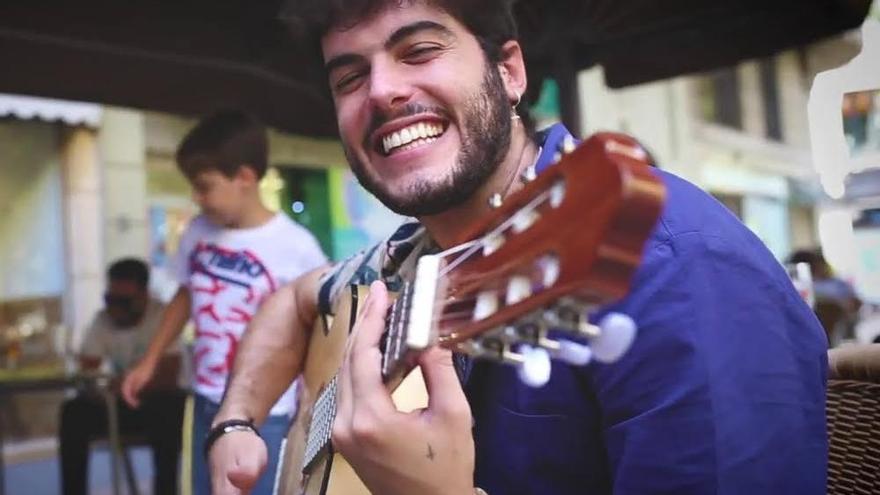 Rafa Romera, en un videoclip.