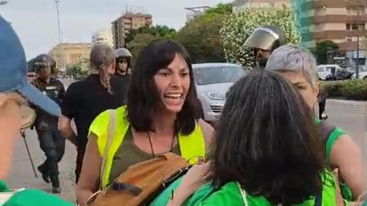 PROTESTA DE PROFESORES | Delegación del Gobierno en la Comunidad Valenciana anuncia una investigación por el empujón de un antidisturbios a una manifestante