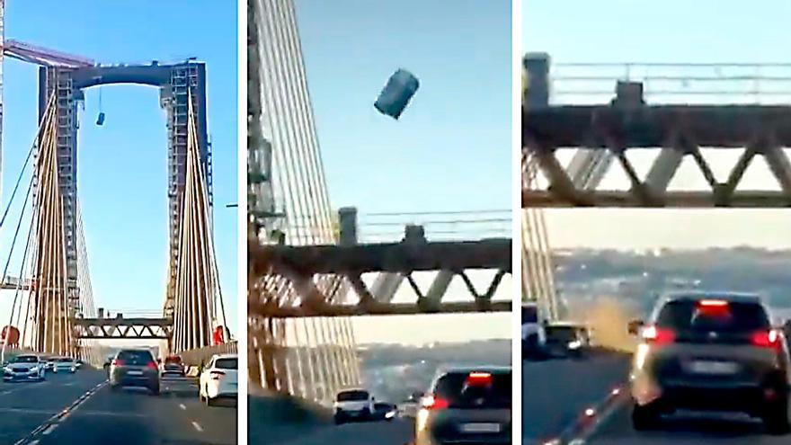 Cae una cabina de aseo portátil sobre el Puente del Centenario en Sevilla mientras circulan vehículos