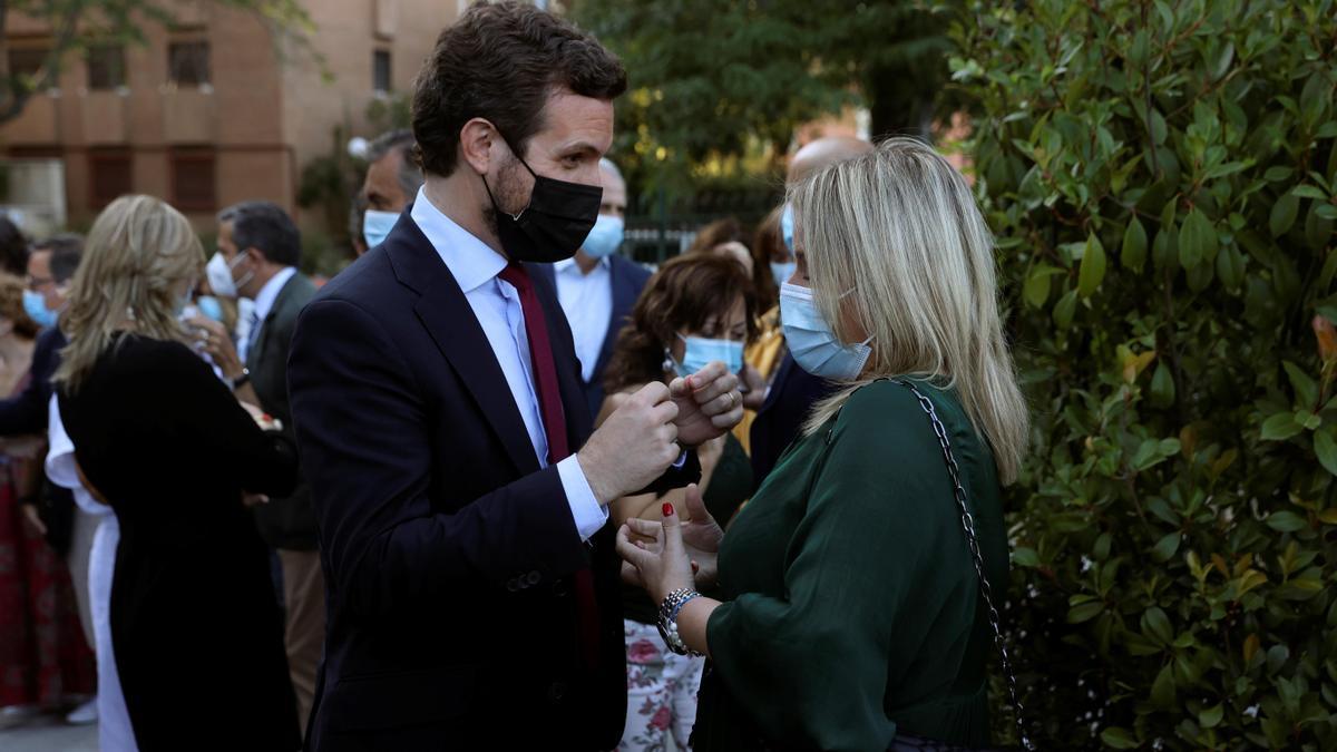 Pablo Casado saluda a Marimar Blanco