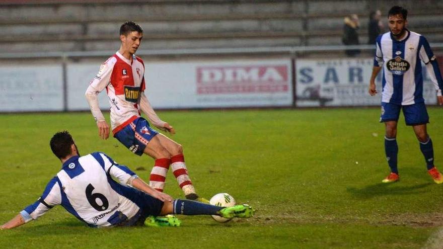 Imagen del partido de ayer entre el Arousa y el Fabril en A Lomba.