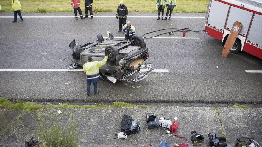 El vehículo, en medio de la calzada en la A-52. // B. Lorenzo