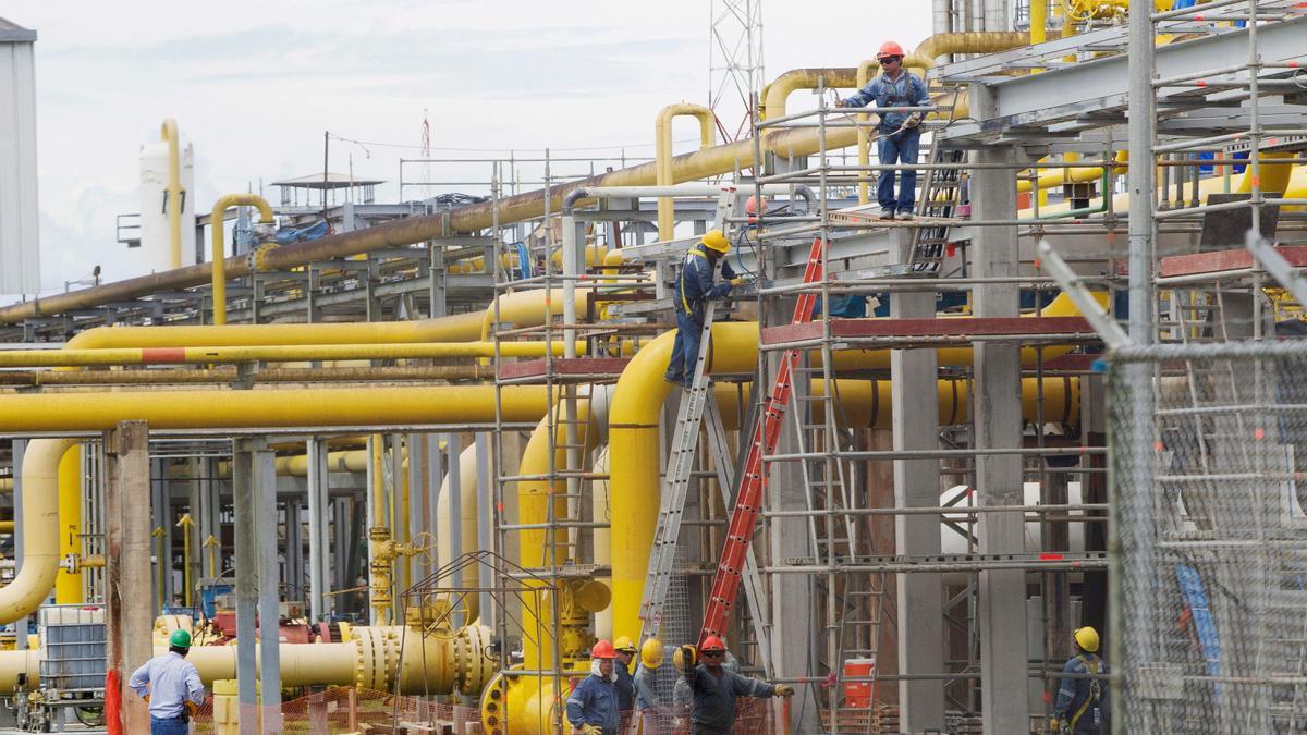 Trabajadores en una planta de gas natural.